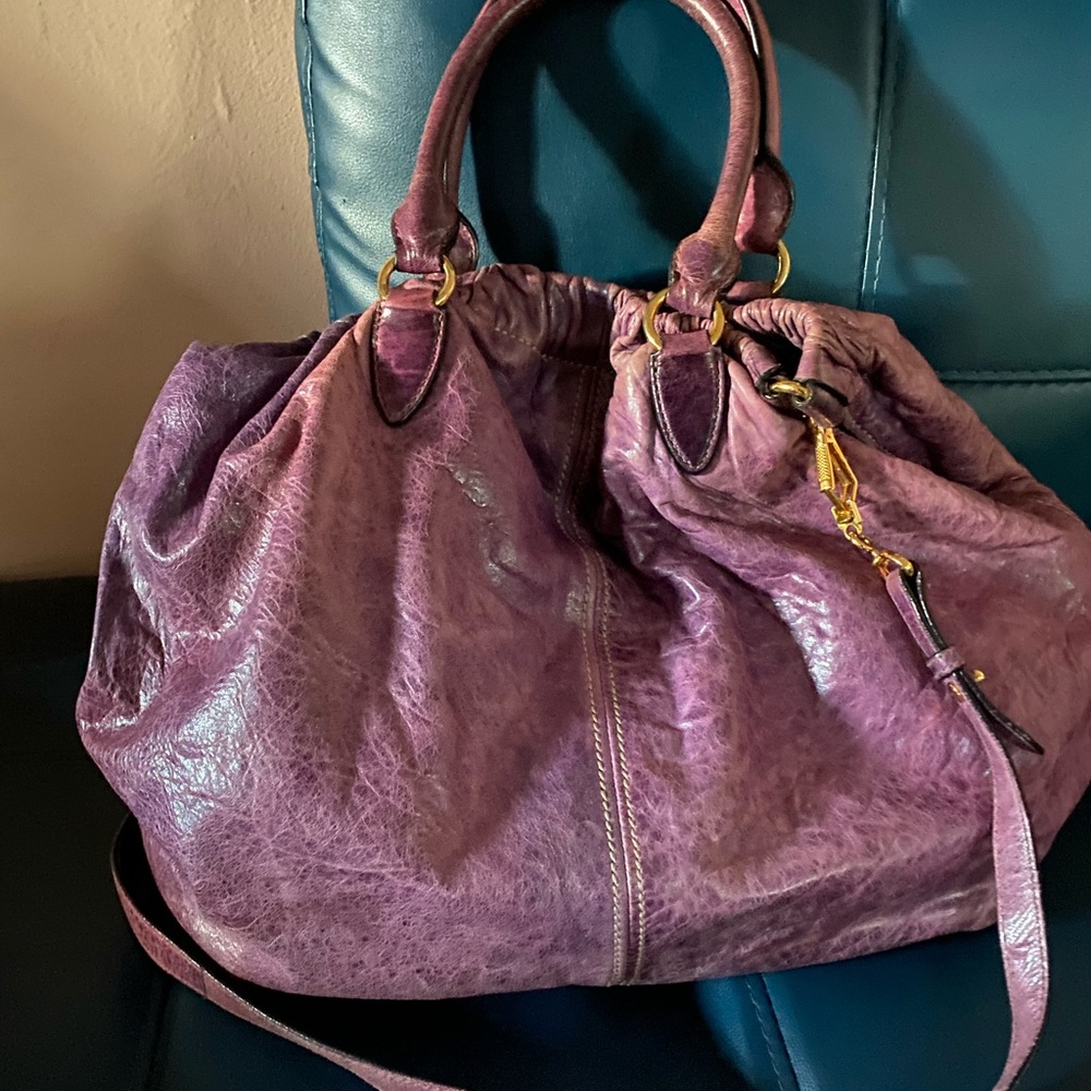 πGorgeous Miu Miu hobo bag in distressed purple leather. - Picture 9 of 12
